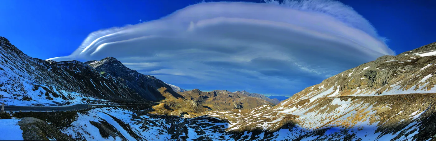 Hochplateau der Glocknerstraße unter einer Föhnwolke Hochplateau der Glocknerstraße unter einer Föhnwolke
